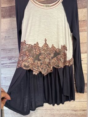 Gimmicks by BKE Boho Hi-Low Hem Lace Cut-Out Appliqué Long sleeve Womens Blouse